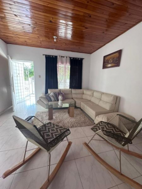 Casa con tres dormitorios y garaje